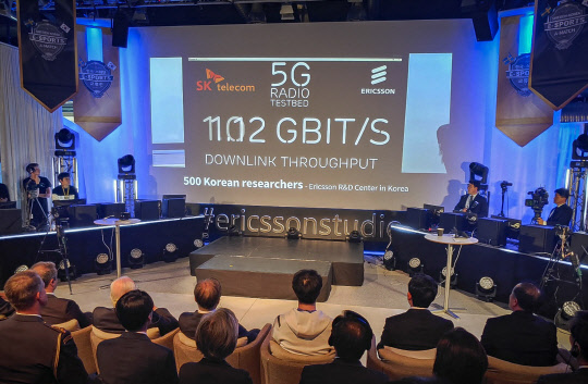 SK텔레콤이 지난 14일(현지 시간) 대통령 스웨덴 국빈 방문 중 시스타 소재 에릭슨 연구소에서 열린 5G 시연 행사에서 특별 제작 영상을 통해 한국과 스웨덴의 123년 통신 협력 역사를 소개하고 있다.  SK텔레콤 제공